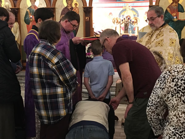 Parishioners receive prayers of special 
healing .